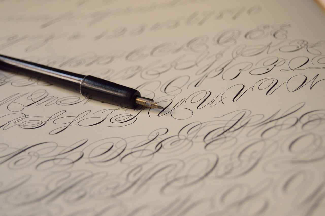 Guide de la calligraphie pour les débutants : comment s'initier au lettrage ?
